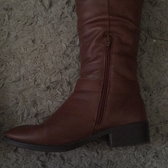 Tan brown boots, with zipper on the side. - Picture 2 of 6